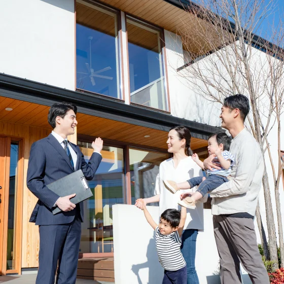 快適な暮らしをイメージさせる、青空と住宅が広がる街並み